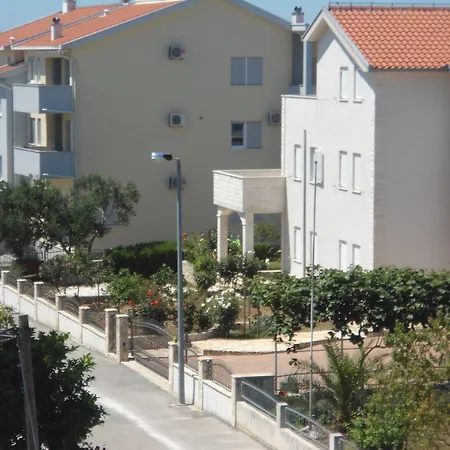 斯拉维卡特罗吉尔公寓